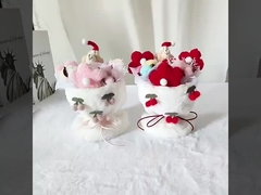 ভ্যালেন্টাইনস ডে এবং আপনার বান্ধবী এবং সেরা বন্ধু জন্য ক্রিসমাস উপহারঃ ডল সঙ্গে একটি স্টল স্থাপন