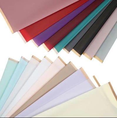 ভালো দাম ফুলের ফুলের প্যাকেজিংয়ের জন্য ওয়াটারপ্রুফ কোরিয়ান ম্যাট প্লাস্টিক ফুলের প্যাকেজিং পেপার অনলাইন