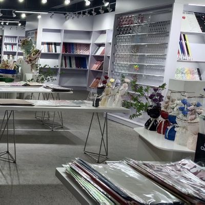 কেনা গোলাপী পিই ওয়াটারপ্রুফ ফুলের প্যাকেজ পেপার 2025 স্টাইল সরাসরি পাইকারি থেকে অনলাইনে উৎপাদন