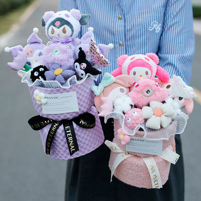 কেনা মা দিবস এবং শিক্ষক দিবসের জন্য প্লাশ ভেরিয়েন্ট কুরোমি ক্যানমোন কুকুর পুতুল ফুলের তোড়া অনলাইনে উৎপাদন