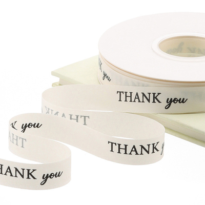 কেনা পাইকারি পলিয়েস্টার কটন রাইস সাদা ইংলিশ রিবন ফুল প্যাকেজিং রিবন ইংলিশ রিবন ফুলের দোকান তোড়া পলিস্টার রিবন অনলাইনে উৎপাদন