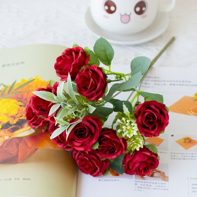 কেনা ছোট ছোট গোলাপ ব্যবহার করা হয় বিবাহের ফুলের তোড়া এবং হোটেলের গৃহসজ্জা সাজানোর জন্য অনলাইনে উৎপাদন