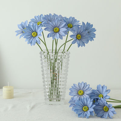 কেনা গ্রীষ্মকালীন ক্রাইসেন্থেমাম থেকে তৈরি তিন টুকরো নকল রেশম ফ্যাব্রিক। বাড়ির বিবাহের সাজসজ্জার জন্য কৃত্রিম ফুল, উচ্চমানের অনুভূতি সহ, সমাপ্ত নকল ফুল। অনলাইনে উৎপাদন