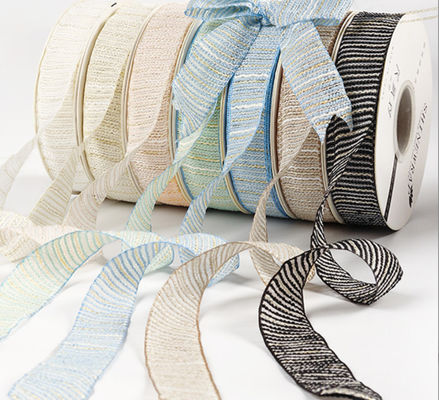 কেনা কুইসি ভ্যালেন্টাইনস ডে গোল্ডেন সিল্ক এজ রিবন ফুলের বান্ডেল প্রিন্টেড ফ্যাব্রিক উপাদান অনলাইনে উৎপাদন