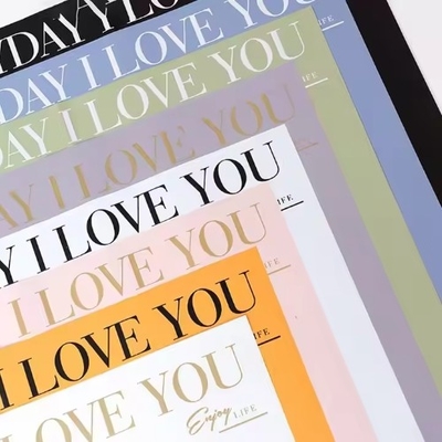 ভালো দাম একাধিক রঙের ইংরেজি শব্দ ফুলের তোড়া কোরিয়ান ফুলের আলিঙ্গন প্যাটার্ন ফুল প্যাকেজিং কাগজ অনলাইন