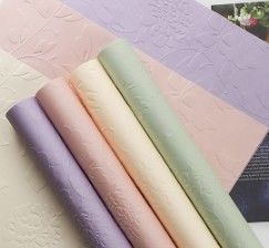 ভালো দাম ফ্যাশন 3 ডি এমবসড রোজ রিলিফ আর্ট ফুল প্যাকেজিং কাগজ বিশেষ ব্যবস্থা জন্য অনলাইন