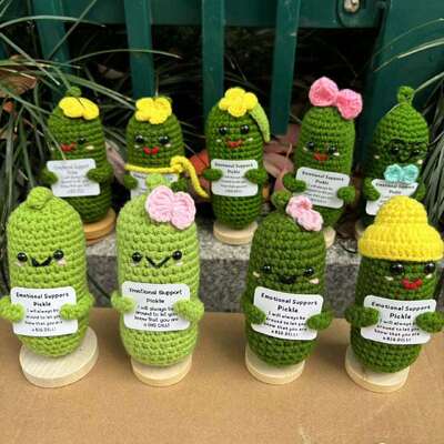 ভালো দাম Cute Positive Energy Emotional Cucumber Pickle Doll Hand-Knitted Crochet Doll Stress Relief Creative Gift Amigurumi Handmade Toy অনলাইন