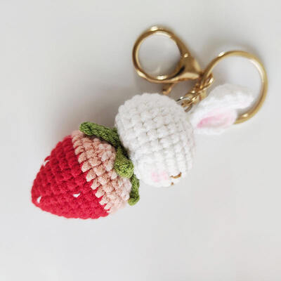 ভালো দাম ক্রোশেট স্ট্রবেরি খরগোশ Keychain সৃজনশীল বুনন Weaved হস্তনির্মিত Cute Rabbit Carrot Doll Bag Accessories প্লাশ Keychain অনলাইন